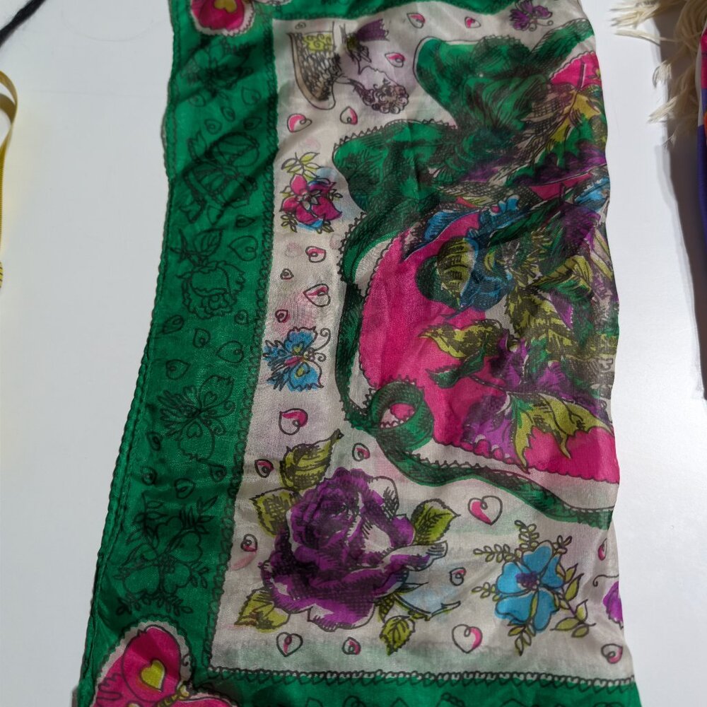 10 Scarfs, 4 Bandana's, 2 Shawls - Picture 2 of 16